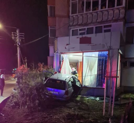 Piatra Neamţ - Un bărbat a lovit cu maşina un copac şi apoi a intrat  cu autovehiculul într-un spaţiu comercial - FOTO