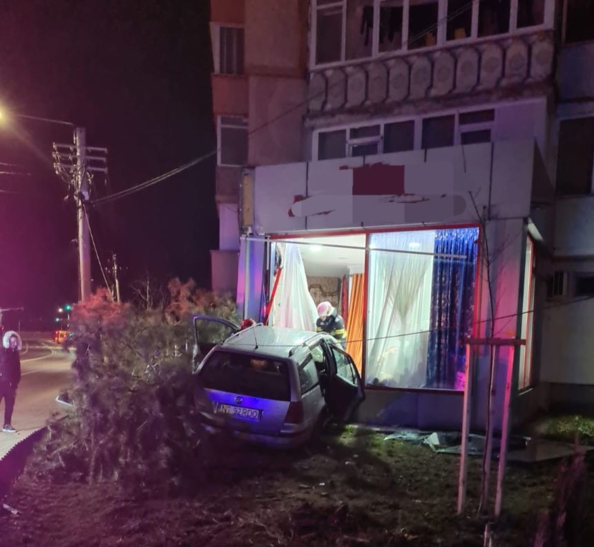 Piatra Neamţ - Un bărbat a lovit cu maşina un copac şi apoi a intrat  cu autovehiculul într-un spaţiu comercial - FOTO