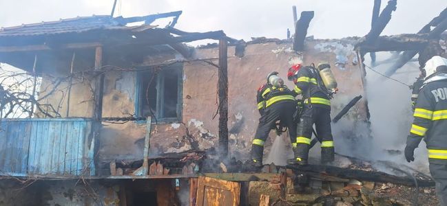Bistriţa-Năsăud: Femeie moartă, după ce casa i-a fost parţial distrusă de un incendiu - FOTO
