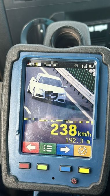 Alba: 60 de amenzi date pentru depăşirea vitezei, în cadrul unei acţiuni pe autostrada A 1 derulate duminică după amiază. Trei şoferi, prinşi de radar cu viteze de peste 200 km/h
