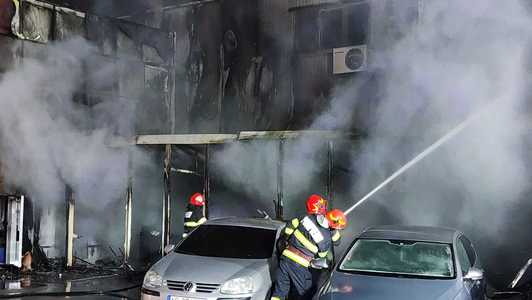 Incendiu cu degajări mari de fum la un service auto din Piteşti

