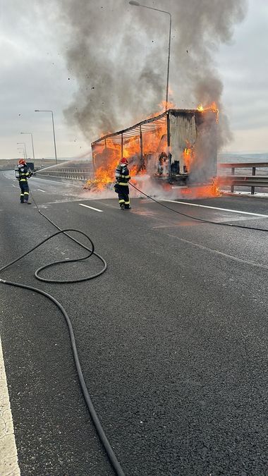 Sibiu - Un camion încărcat cu carton presat a luat loc pe A1 - FOTO