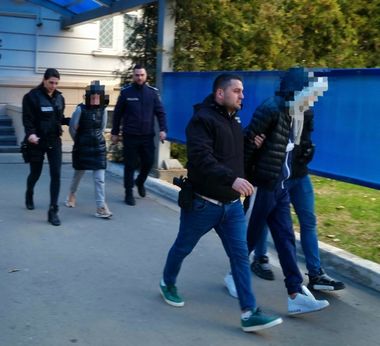 Constanţa: Un bărbat şi o femeie au fost reţinuţi pentru 24 de ore după ce au şantajat mai multe persoane care fuseseră filmate în ipostaze intime, în timpul unor apeluri video / Prejudiciul se ridică la 31.000 de lei - FOTO

