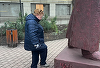 Anchetă a poliţiştilor, după ce o femeie a lovit cu piciorul o statuie amplasată în centrul Iaşiului. Femeia s-a arătat revoltată că lucrarea de artă ar reprezenta nişte şerpi şi cere să fie dărâmată - VIDEO