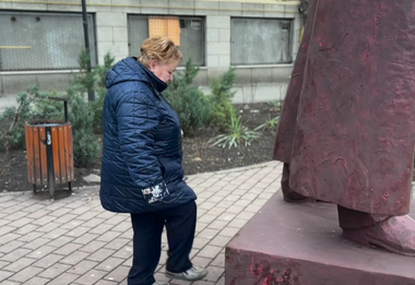 Anchetă a poliţiştilor, după ce o femeie a lovit cu piciorul o statuie amplasată în centrul Iaşiului. Femeia s-a arătat revoltată că lucrarea de artă ar reprezenta nişte şerpi şi cere să fie dărâmată - VIDEO
