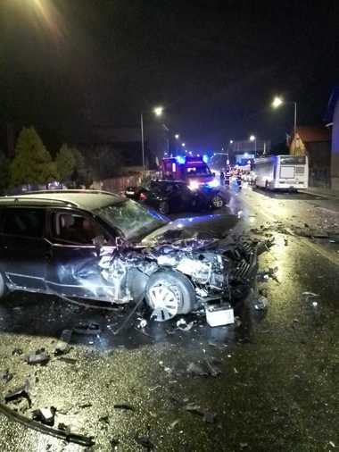 Cluj: Două maşini şi un autobuz, implicate într-un accident rutier / Trei adulţi şi un minor primesc îngrijiri medicale - FOTO