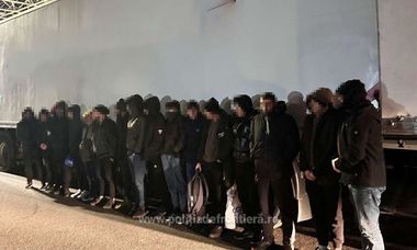 Arad: Migranţi ascunşi printre lădiţe cu rodii au încercat să treacă ilegal frontiera României spre vestul Europei - FOTO
