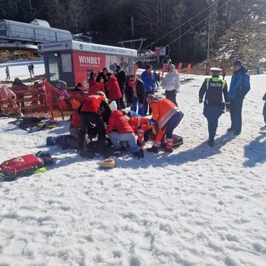 Un turist a făcut stop-cardio respirator pe pârtie, la Azuga. Salvamontiştii l-au resuscitat cu ajutorul defibrilatorului, pacientul fiind preluat de un elicopter SMURD - FOTO
