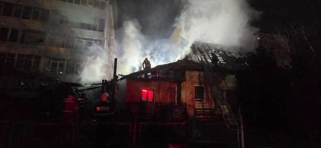 Incendiu la o casă parohială din Piatra Neamţ - FOTO
