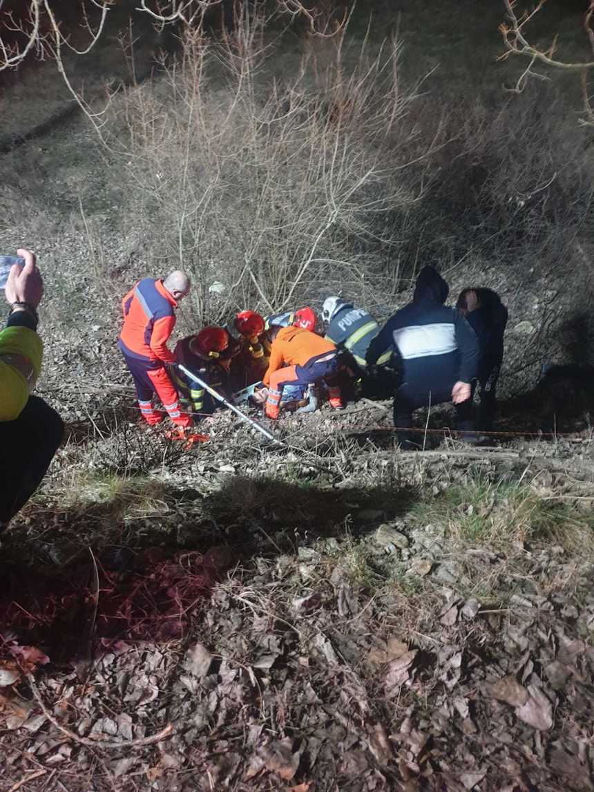 Sibiu: Un tânăr de 27 de ani a căzut cu ATV-ul într-o râpă / A fost transportat la spital