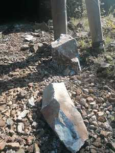 UPDATE - Circulaţie pe un singur fir, pe DN 66, în zona Bumbeşti-Jiu, după ce o bucată de stâncă a căzut pe şosea / Traficul a fost reluat