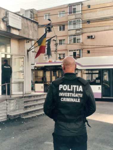 Argeş: Geantă în care se aflau circa 15.000 de euro, găsită de un poliţist aflat la cumpărături, în parcarea unui centru comercial/ El a identificat-o pe femeia căreia îi aparţinea şi i-a restituit-o