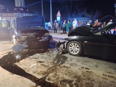 UPDATE - Planul Roşu de Intervenţie, activat după ce două autoturisme s-au ciocnit, pe DN 4, în Călăraşi/ ISU Călăraşi: Trei persoane, transportate la spital/ Traficul a fost blocat pe ambele sensuri