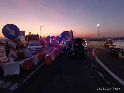Prahova: Accident pe DN 1 / Două maşini în care se aflau 9 persoane s-au ciocnit / O persoană a fost blocată într-un autoturism