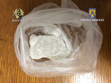 Percheziţii la o grupare de traficanţi de droguri, în Bistriţa Năsăud / Şapte persoane au fost reţinute pentru 24 de ore / Substanţele interzise erau mărunţite, cântărite şi ambalate la domiciliul unuia dintre suspecţi / Drogurile, vândute minorilor
