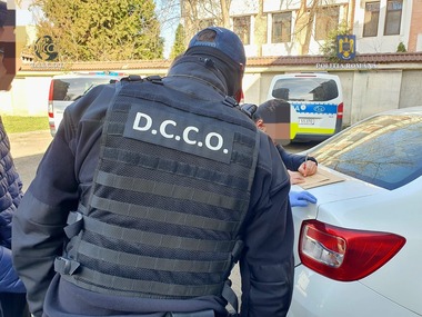 Botoşani: Zece kilograme de cannabis, găsite la un tânăr după ce ar fi fost aduse din Spania, într-un colet cu produse alimentare/ Tânărul, arestat preventiv