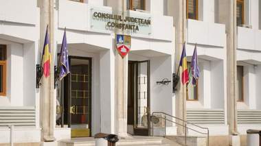 O femeie acuză poliţiştii locali din Constanţa că au agresat-o, la intrarea în clădirea care găzduieşte Primăria, Consiliul Local şi Consiliul Judeţean / Un bărbat susţine că a fost încătuşat fără temei / Dosar pentru purtare abuzivă