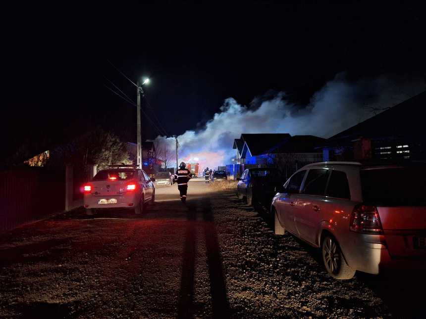 Incendiu la un imobil din Berceni / 8 persoane s-au autoevacuat, una având nevoie de intervenţia medicilor din cauza unui atac de panică