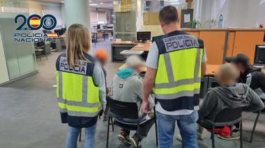 Trei români reţinuţi în Spania pentru trafic de persoane / Mai bine de doi ani au exploatat prin muncă şi au ameninţat mai multe persoane, cetăţeni români / Una dintre victime a plătit grupării 90.000 de euro în contul unei datorii de doar 100 de euro

