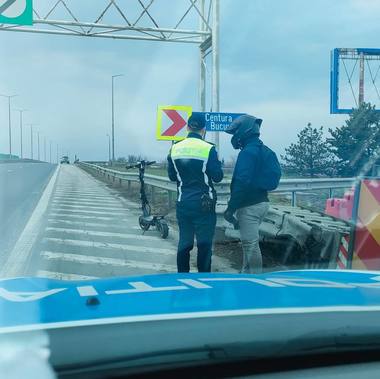 Bărbat prins cu trotineta pe Autostrada Soarelui / A fost sancţionat cu amendă de 990 de lei

