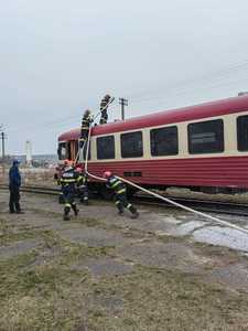 Incendiu la un tren care circula pe ruta Iaşi-Hârlău/ Aproximativ 20 de persoane au ieşit singure din automotor - FOTO