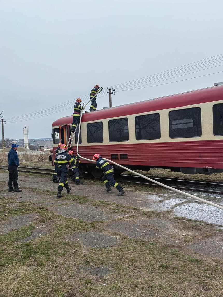 Incendiu la un tren care circula pe ruta Iaşi-Hârlău/ Aproximativ 20 de persoane au ieşit singure din automotor - FOTO