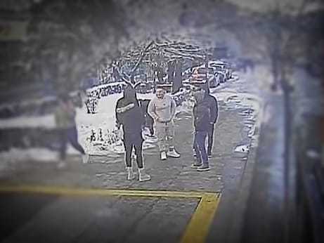 Tânăr arestat preventiv după ce a agresat sexual o tânără, într-o staţie din Piteşti, şi a împins-o dintr-un autobuz