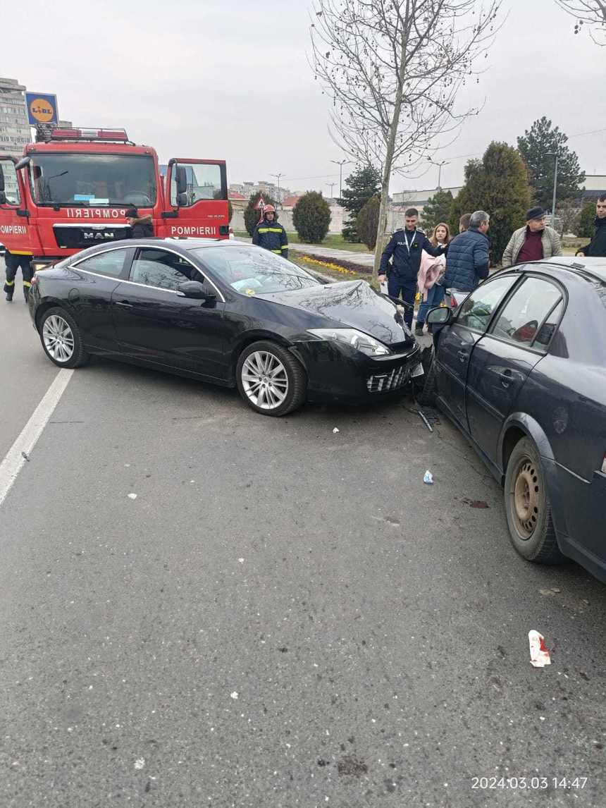 Doi copii şi doi adulţi, răniţi într-un accident rutier la intrarea în municipiul Buzău