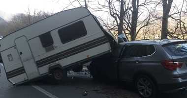 Argeş: O rulotă a căzut de pe platforma pe care era transportată şi a lovit un autoturism, pe DN 73 / Două persoane au suferit atac de panică / Trafic blocat la Dragoslavele
