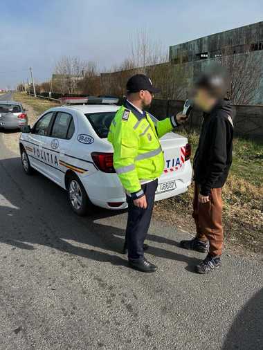 Brăila: O adolescentă de 16 ani a murit, după ce maşina în care se afla s-a izbit de mai mulţi pomi de pe marginea drumului / Autoturismul, condus de un tânăr de 23 de ani, cu alcoolemie de0,66 mg/l alcool pur în aerul expirat