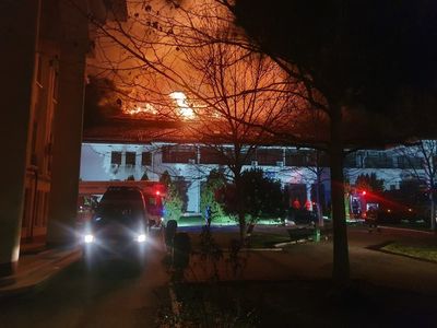 UPDATE - Ilfov - Incendiu la o clădire administrativă în care se află Centrul Cultural şi Judecătoria Cornetu/ Poliţia a deschis dosar penal pentru distrugere din culpă/ Incendiul a fost stins - FOTO