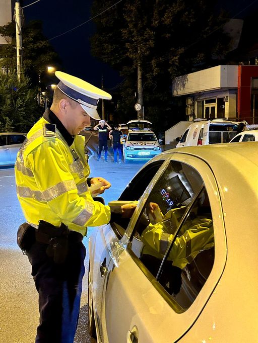 Trei agenţi de Poliţie din Iaşi, trimişi în judecată pentru luare de mită. În acelaşi dosar au fost deferiţi justiţiei şoferi din mai multe judeţe, care le-au dat bani sau bunuri pentru a scăpa de sancţiuni pentru abateri în trafic