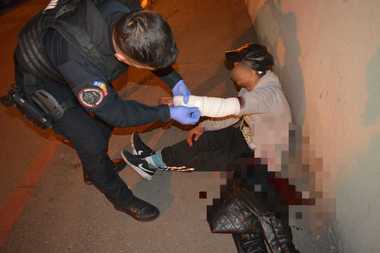 Cluj: Intervenţie a jandarmilor după ce un bărbat cu un cuţit a încercat să intre peste fosta sa parteneră/ Pentru că femeia nu i-a deschis, el şi-a provocat mai multe răni pe corp 