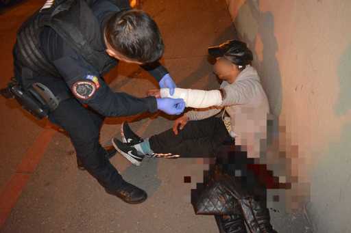 Cluj: Intervenţie a jandarmilor după ce un bărbat cu un cuţit a încercat să intre peste fosta sa parteneră/ Pentru că femeia nu i-a deschis, el şi-a provocat mai multe răni pe corp 