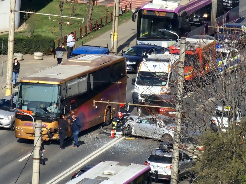 Cluj: Două persoane, la spital, în urma unui accident în care au fost implicate un autobuz de şcoală, o autoutilitară şi două autoturisme