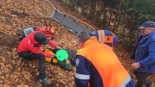 Maramureş: Bărbat cu probleme de sănătate, coborât din pădure cu targa, de către salvamontişti