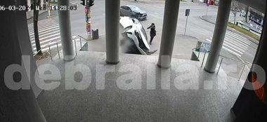 Grav accident de circulaţie în Brăila - Două maşini s-au ciocnit, iar una dintre ele a ajuns pe trotuar, a lovit nişte scări şi s-a răsturnat peste o femeie / Victima, de 81 ani, a ajuns la spital - VIDEO