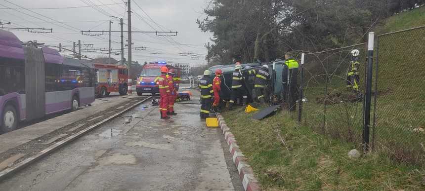 Bărbat rănit după ce a căzut cu autoturismul de pe un pod rutier, la Cluj-Napoca