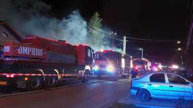 Incendiu la o casă din judeţul Buzău / Pompierii au găsit în interior cadavrele a doi bărbaţi