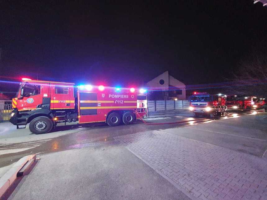 UPDATE - Puternic incendiu în Capitală la un atelier de prelucrare a lemnului din Sectorul 4 / Incendiul a fost localizat, iar dispozitivul redimensionat