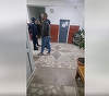 Doi bărbaţi, filmaţi în timp ce înjură în sediul Poliţiei Gorj: Sclavule! Eşti prost, du-te dracu!/ Sindicaliştii din Poliţie spun că procurorii i-au lăsat liberi şi solicită schimbarea legislaţiei care vizează astfel de fapte - VIDEO
