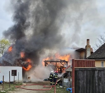 Covasna: Incendiu de amploare în comuna Ilieni, provocat de copii care s-au jucat cu focul /  Un copil a fost rănit, iar doi cai nu au mai putut fi salvaţi
