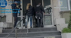 Bărbaţii filmaţi înjurând poliţişti în sediul Poliţiei Gorj au fost reţinuţi pentru ultraj - VIDEO