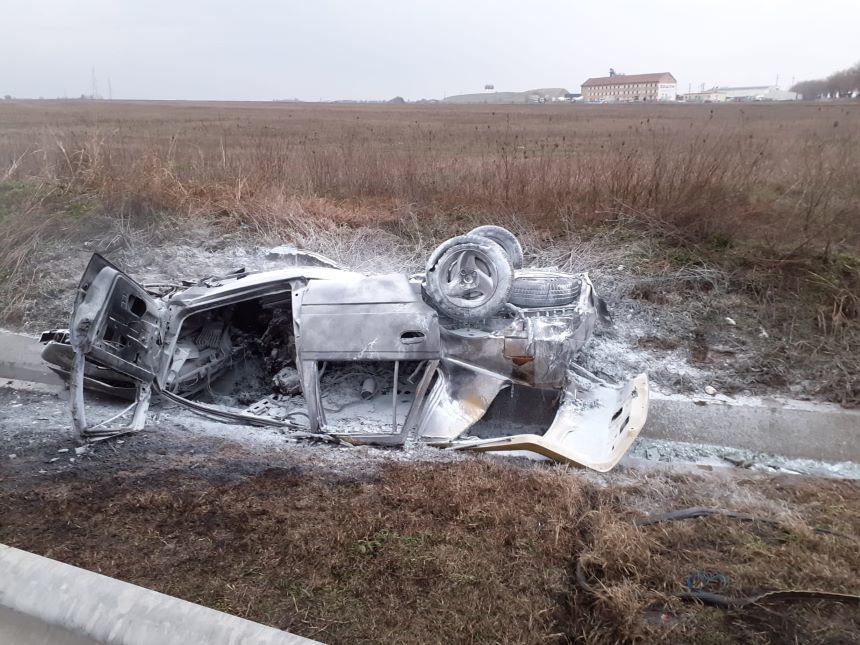 UPDATE - Olt: O maşină a fost implicată într-un accident rutier pe centura oraşului Caracal şi apoi a luat foc / Şoferul, găsit decedat, cu arsuri pe tot corpul - FOTO
