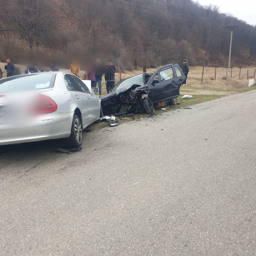 Accident în care au fost implicate trei autoturisme pe un drum din judeţul Vâlcea. Trei persoane au fost duse la spital - FOTO
