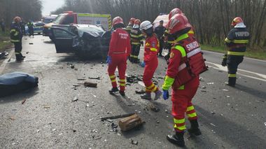 UPDATE - Accident grav pe DN 2, la Sineşti - patru autovehicule sunt implicate. A fost activat Planul roşu de intervenţie / O persoană a decedat. Patru adulţi şi un copil sunt răniţi, trei dintre ei fiind transportaţi la spital - FOTO