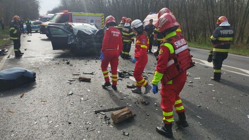 UPDATE - Accident grav pe DN 2, la Sineşti - patru autovehicule sunt implicate. A fost activat Planul roşu de intervenţie / O persoană a decedat. Patru adulţi şi un copil sunt răniţi, trei dintre ei fiind transportaţi la spital - FOTO