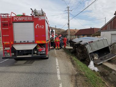 UPDATE - Bistriţa Năsăud: Microbuz implicat într-un accident rutier. Primele date arată că patru persoane sunt rănite, două fiind prinse sub un autovehicul / Trei persoane au fost transpoprtate la spital - FOTO
