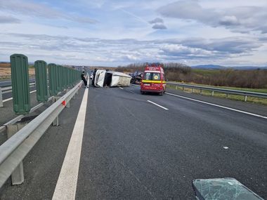 Accident pe autostrada A1, în judeţul Timiş/ Trei maşini implicate, o autoutilitară s-a răsturnat, iar un autoturism a luat foc - FOTO

