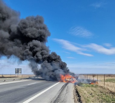 Un autoturism a ars ca o torţă pe marginea autostrăzii A 1. Şoferul a tras pe banda de urgenţă, iar cei trei ocupanţi au reuşit să se salveze
